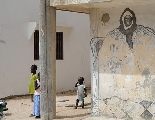 Photo of children outside of a Senegalese residence.